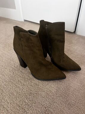 Women's Pointed Toe Faux Suede Ankle Boots - Olive